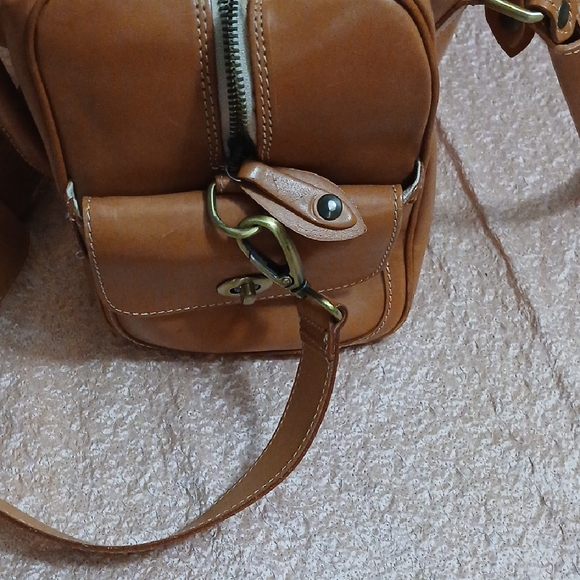 Elegant Tan Leather Handbag - Picture 6 of 10